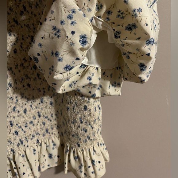 $8❤️Bundled Arula Cream Floral Smocked Top - Picture 4 of 6